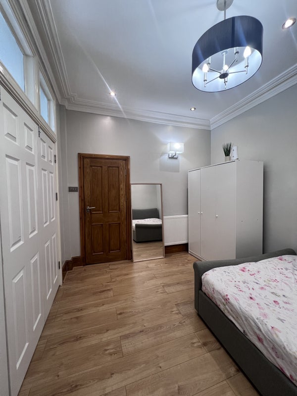 Room Meanley Road in Greater London