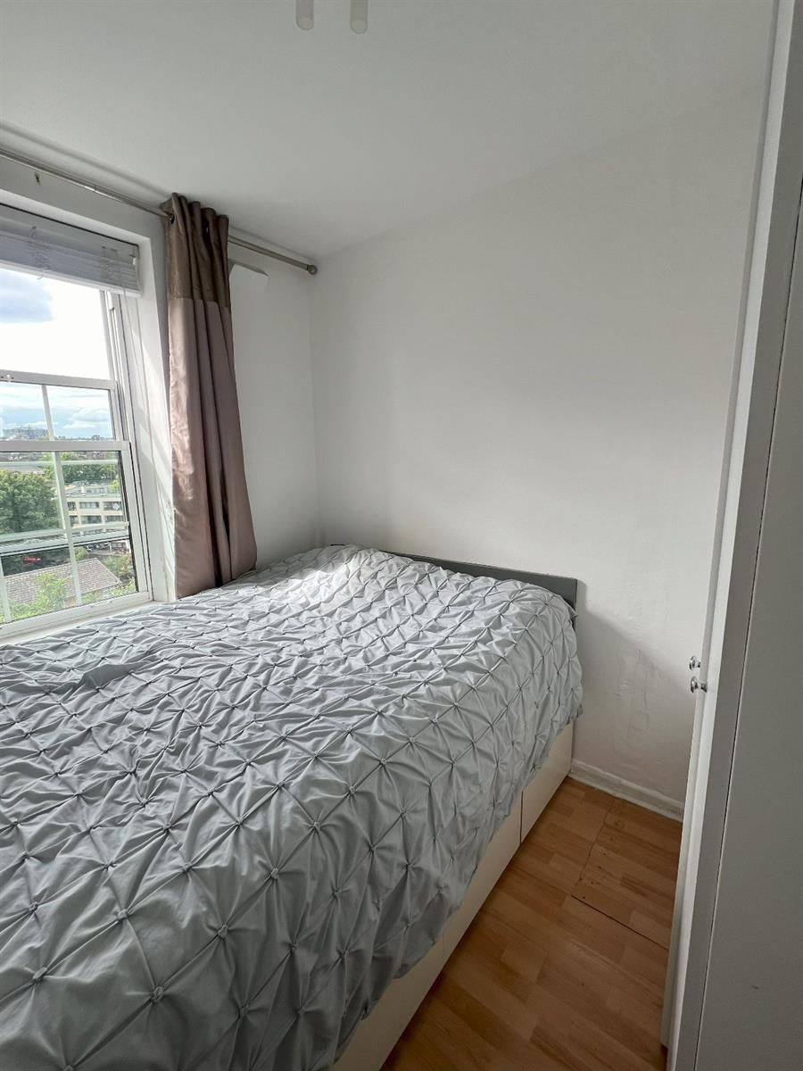 Flat Mead Close in Greater London