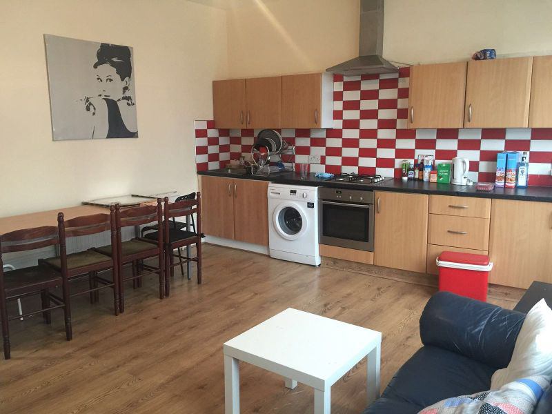 Flat Garratt Lane in Greater London