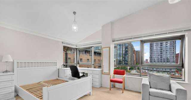 Flat Meridian Place in Greater London