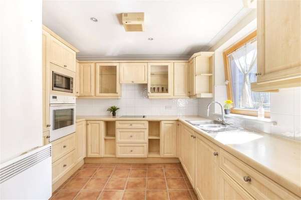 Flat Meridian Place in Greater London