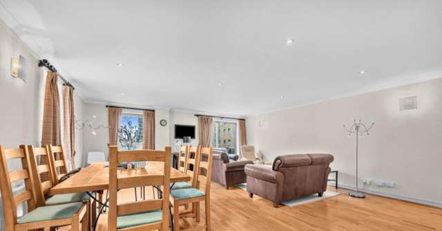 Flat Meridian Place in Greater London