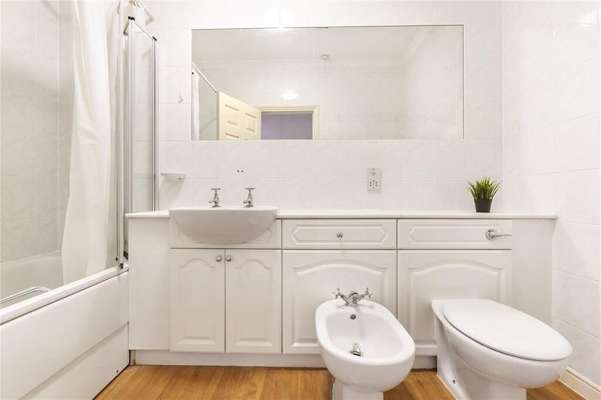 Flat Meridian Place in Greater London