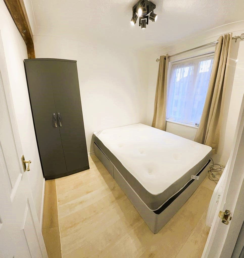 Flat Sterling Gardens in Greater London