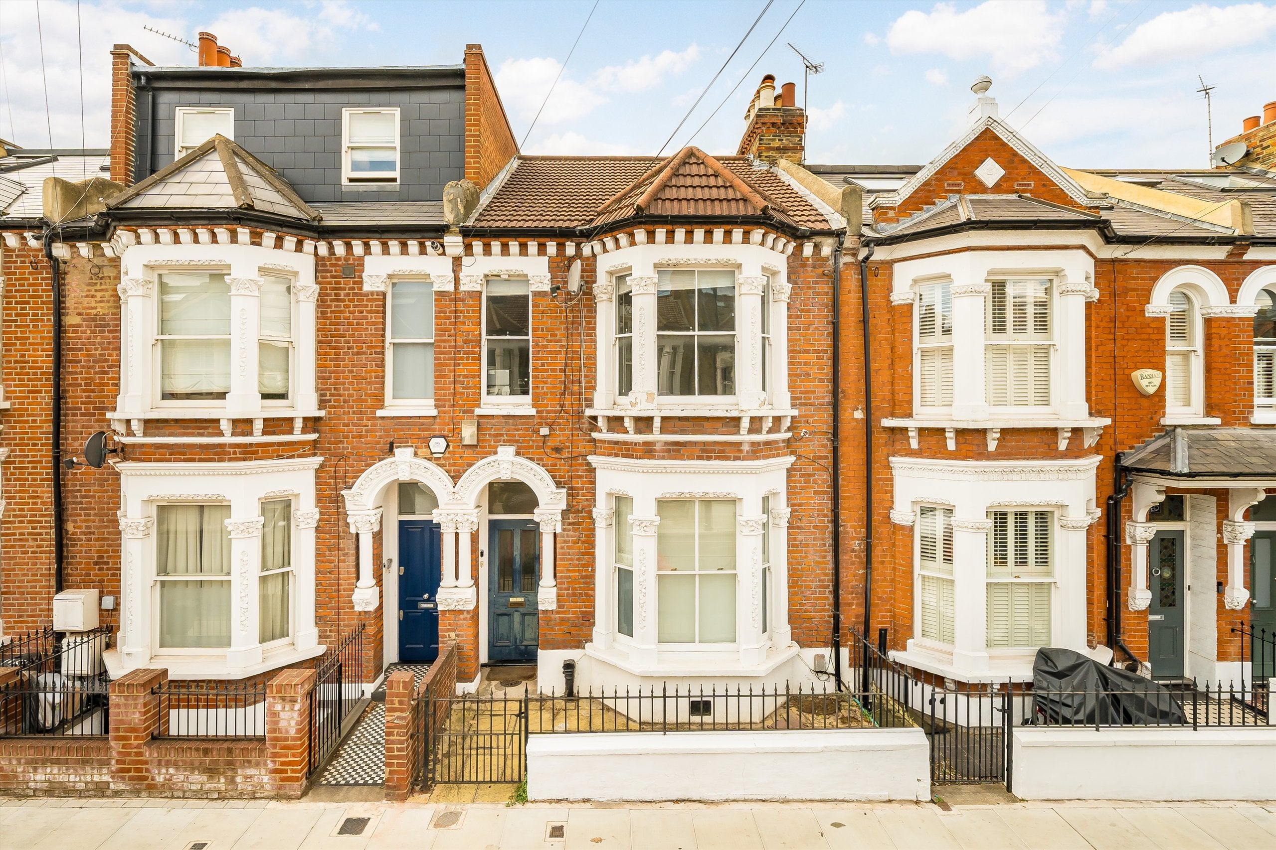 Flat Leathwaite Road in Greater London