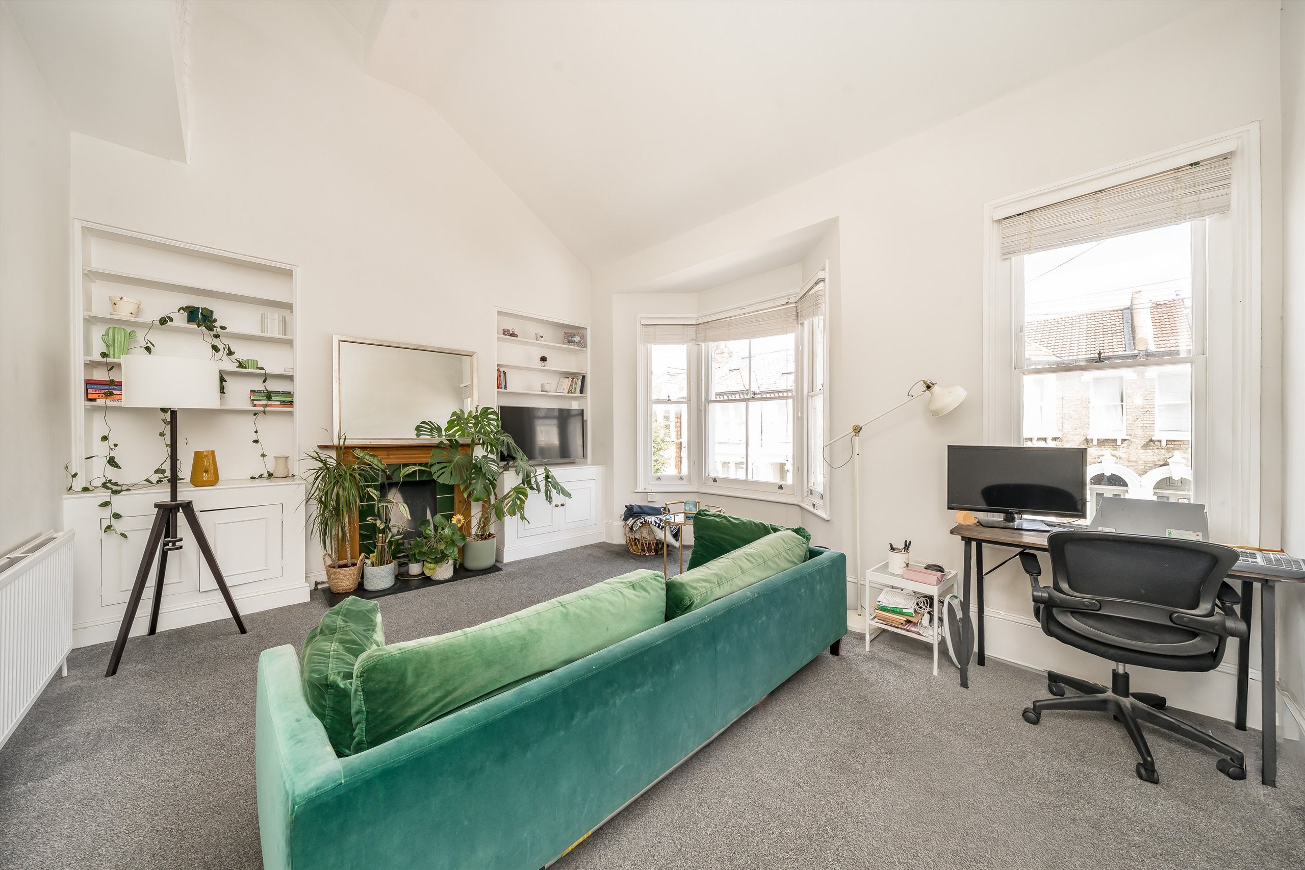 Flat Leathwaite Road in Greater London