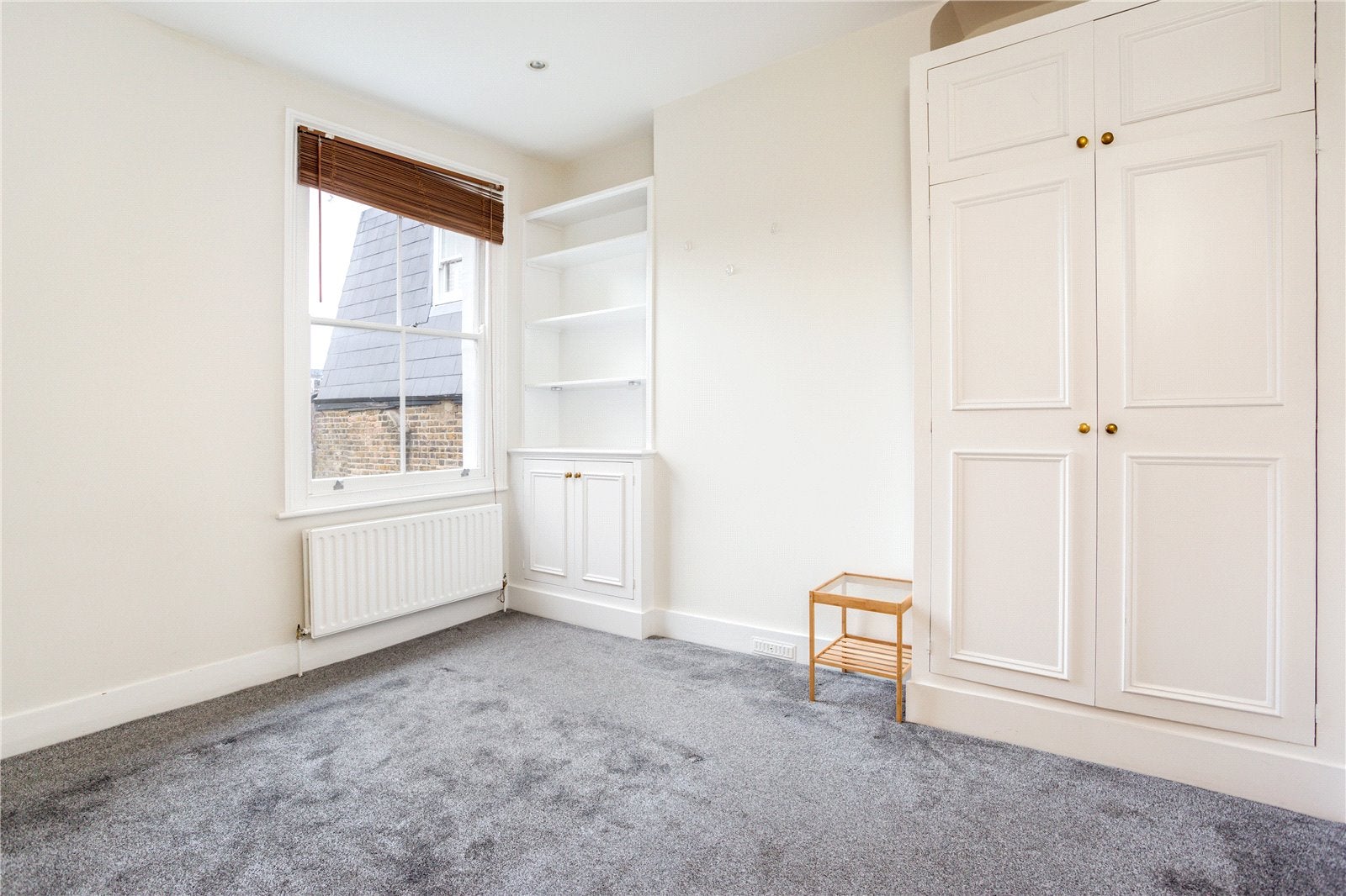 Flat Leathwaite Road in Greater London