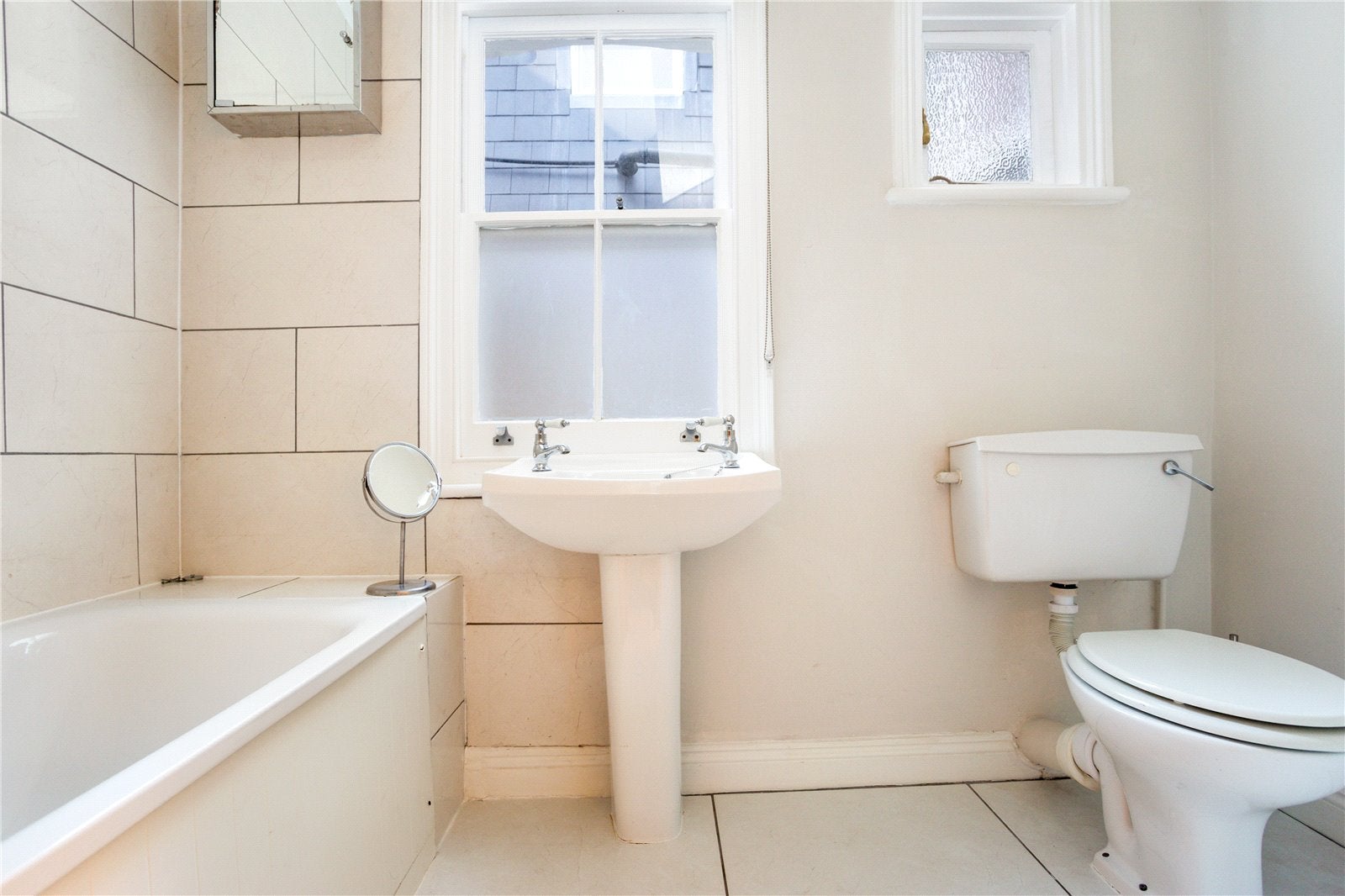Flat Leathwaite Road in Greater London