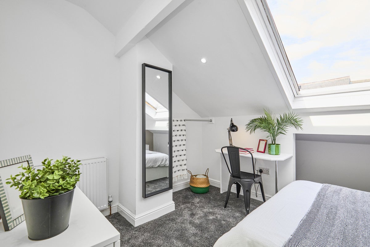 Room Hartley Grove in Leeds