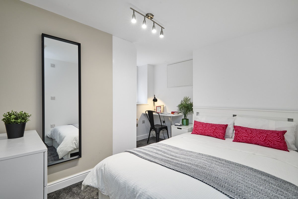 Room Hartley Grove in Leeds