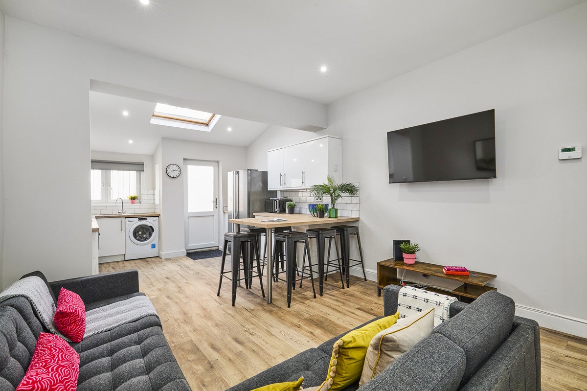 Room Hartley Grove in Leeds