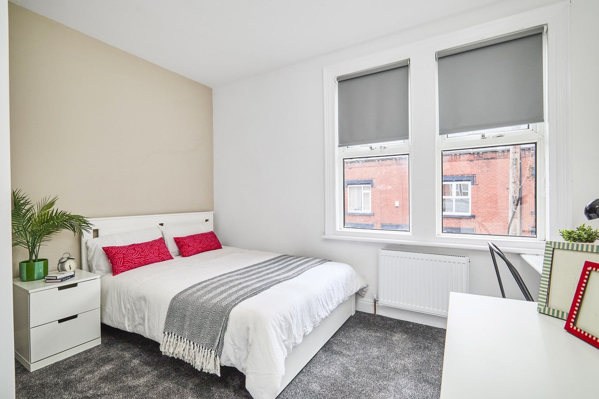 Room Hartley Grove in Leeds