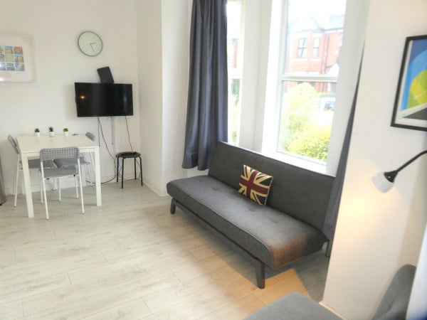 Flat Neston Avenue in Manchester