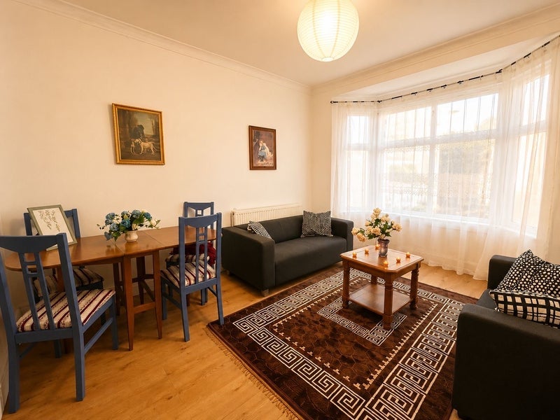 Flat Brownhill Road in Greater London