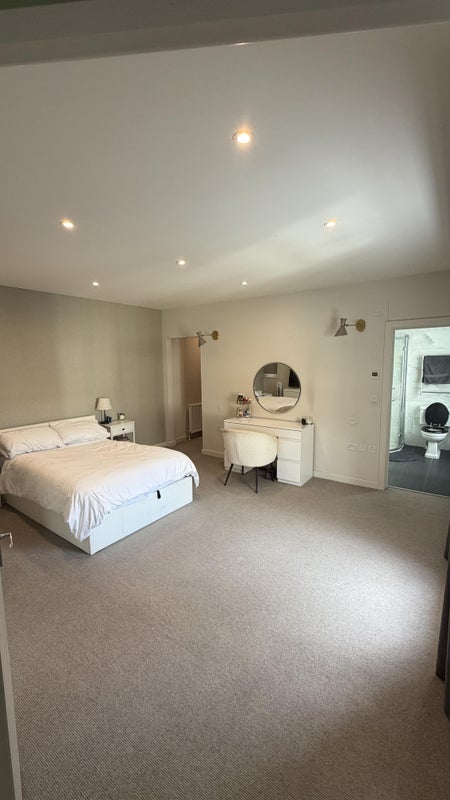 Room Rayner's Road in Greater London