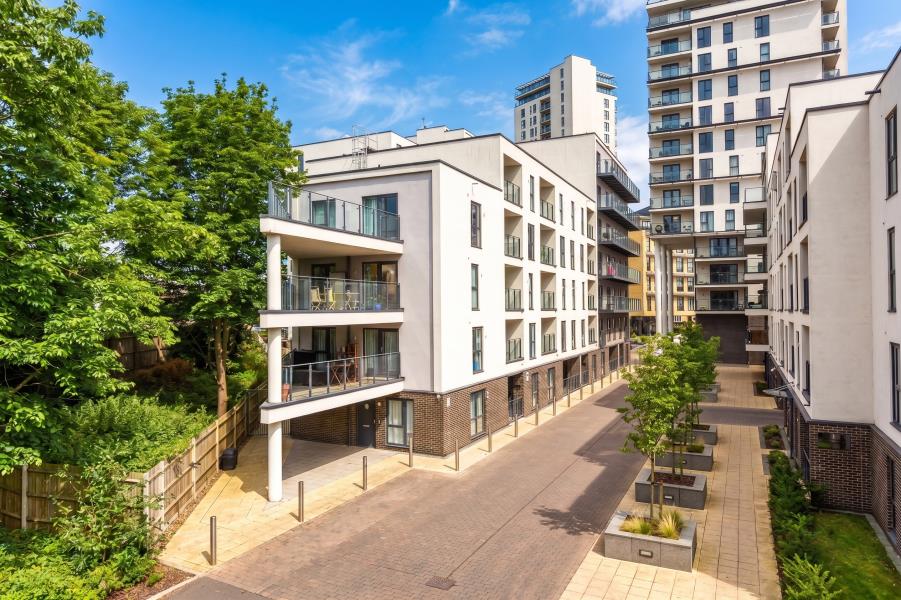 Flat Broadmead Road in Woking