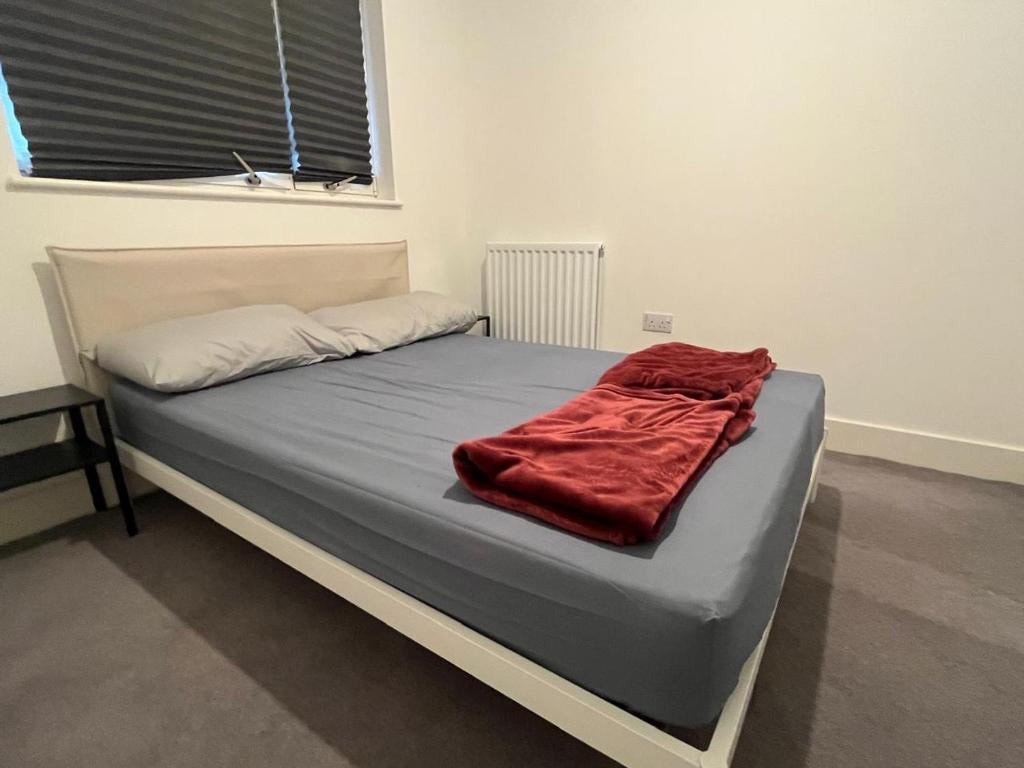 Room Healum Avenue in Greater London
