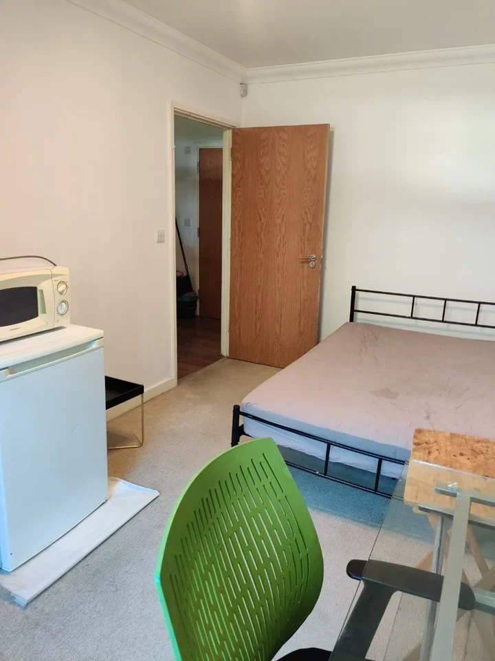 Room Keen's Road in Greater London
