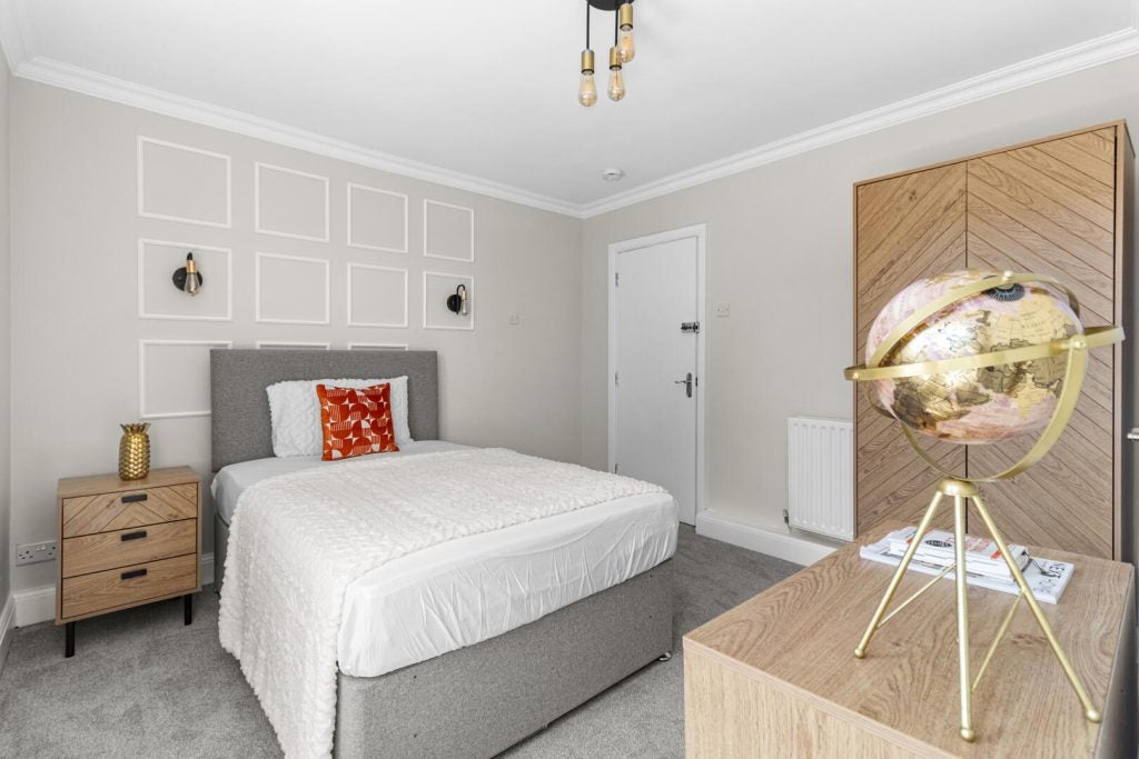 Room Cheney Manor Road in Swindon