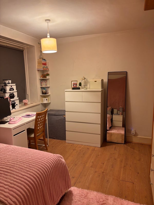 Room Glebe Court in Greater London