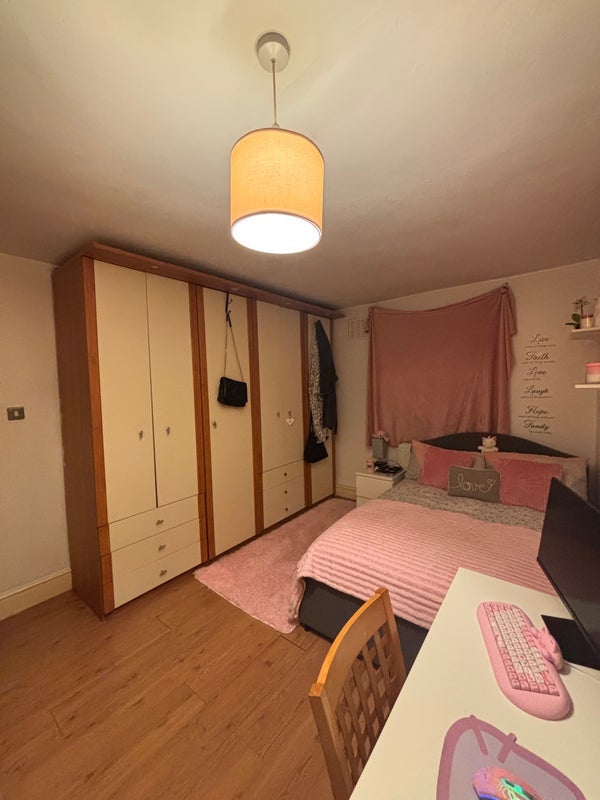 Room Glebe Court in Greater London