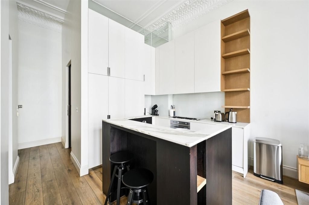 Flat Linden Gardens in Greater London