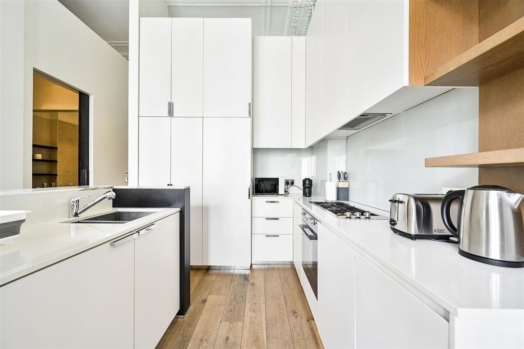 Flat Linden Gardens in Greater London