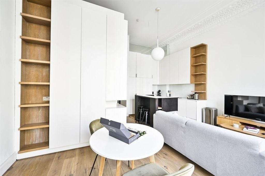 Flat Linden Gardens in Greater London