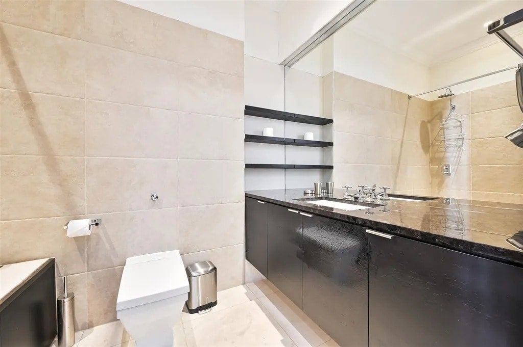 Flat Linden Gardens in Greater London