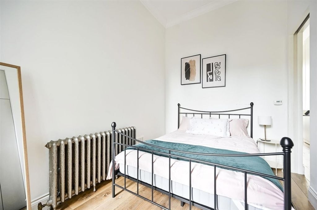 Flat Linden Gardens in Greater London