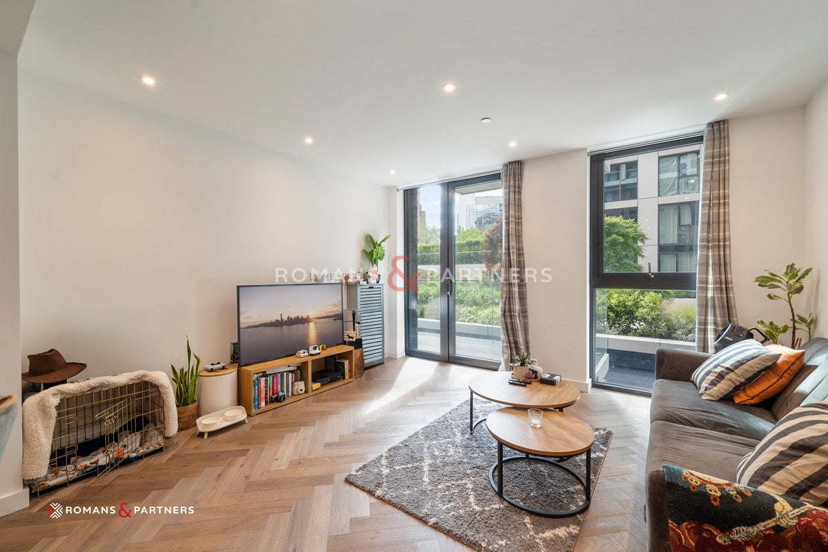 Flat Pennington Street in Greater London