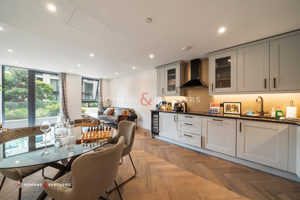 Flat Pennington Street in Greater London