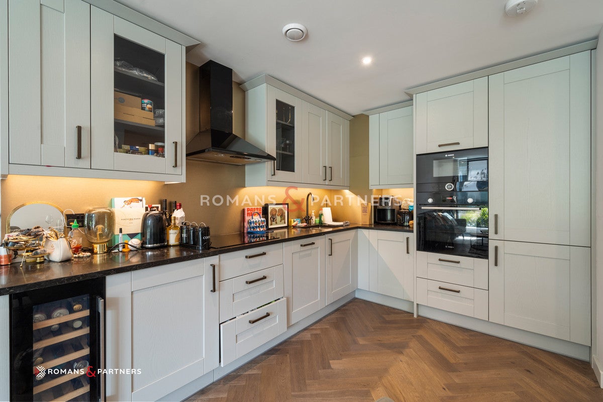 Flat Pennington Street in Greater London