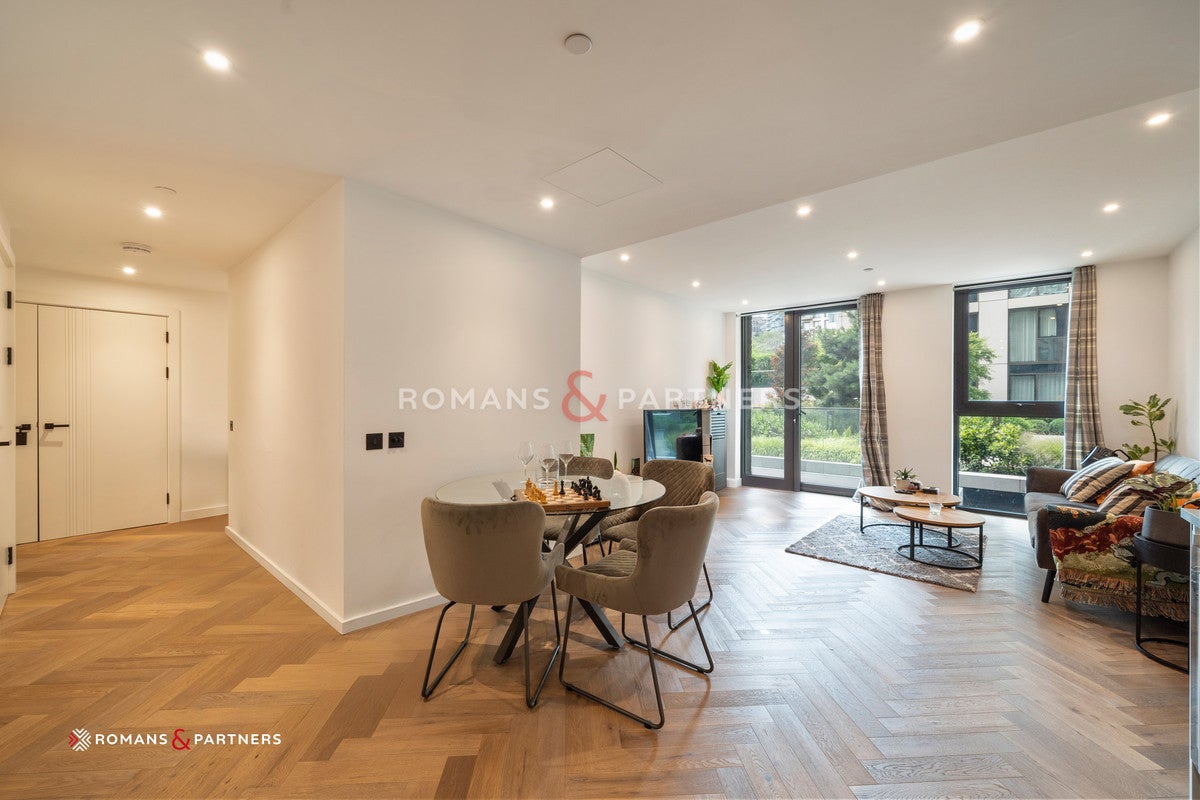 Flat Pennington Street in Greater London