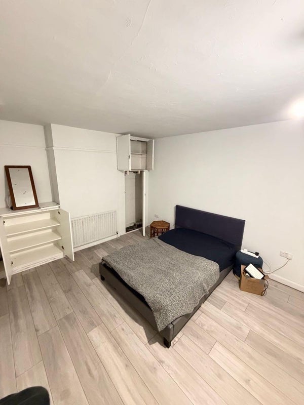 Room Bradley Road in Slough