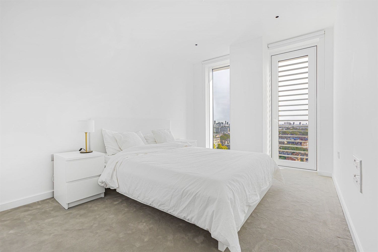 Flat Tapestry Way in Greater London