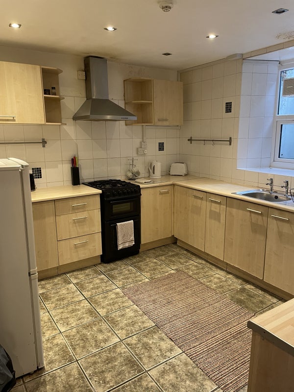 Room Wood Road in Pontypridd