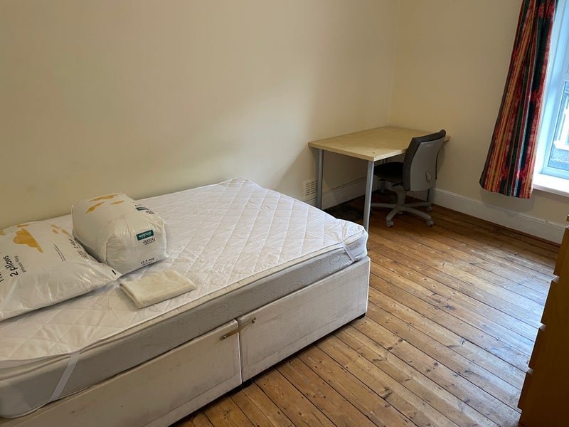 Room Wood Road in Pontypridd