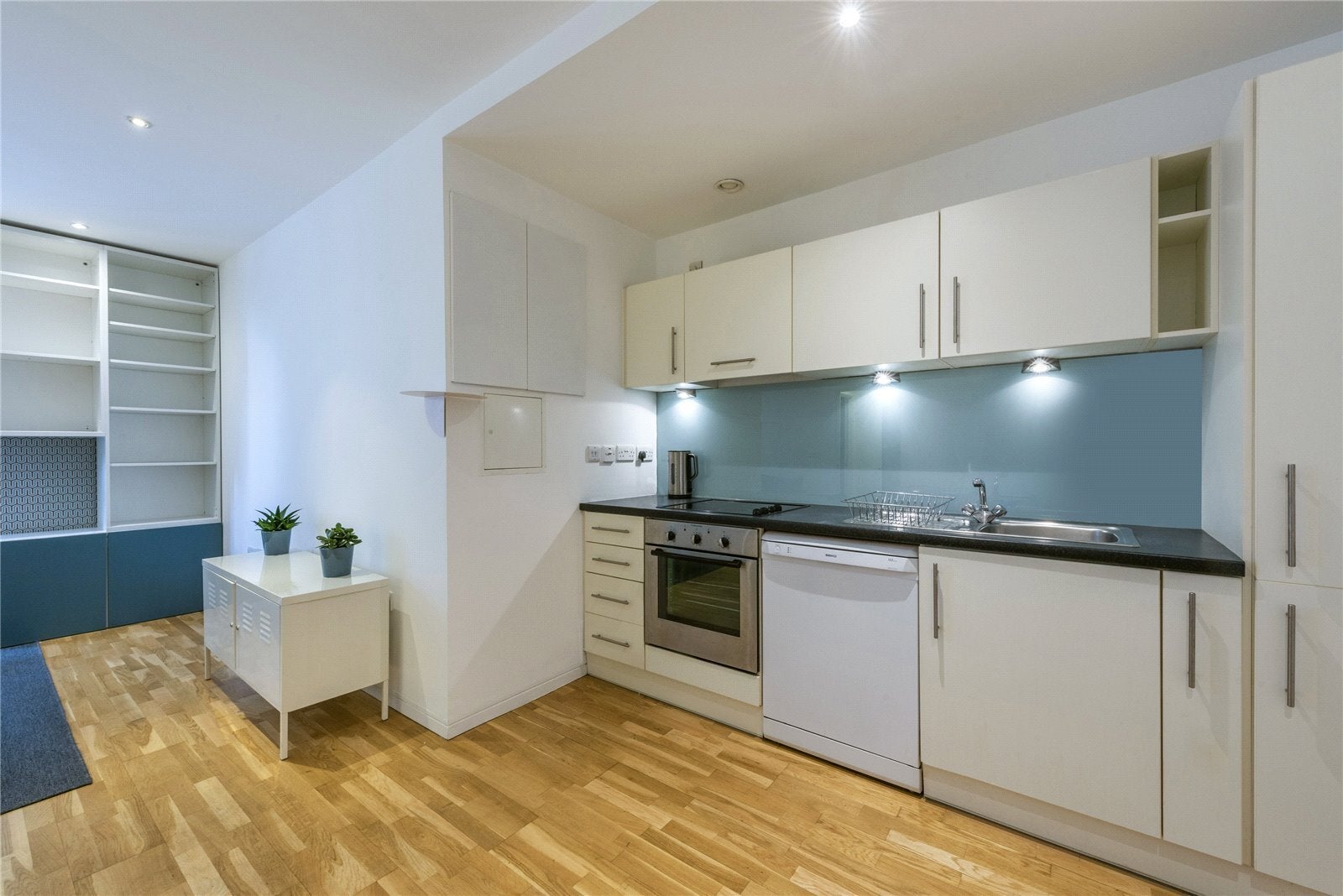 Flat Nile Street in Greater London
