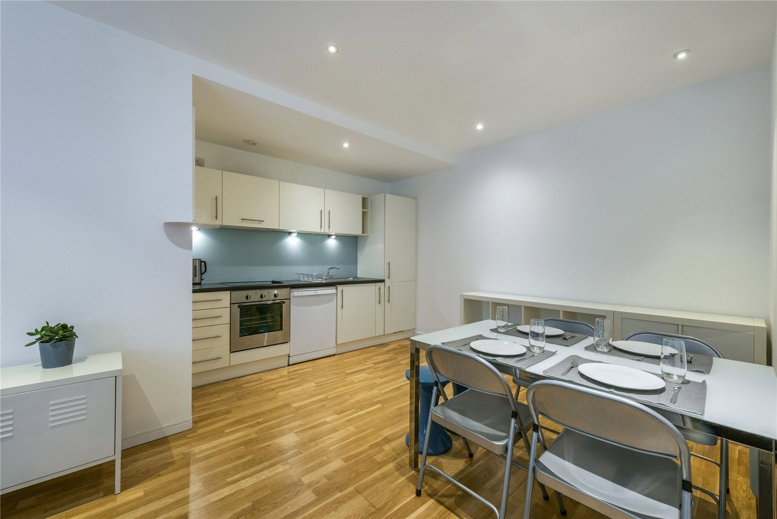 Flat Nile Street in Greater London