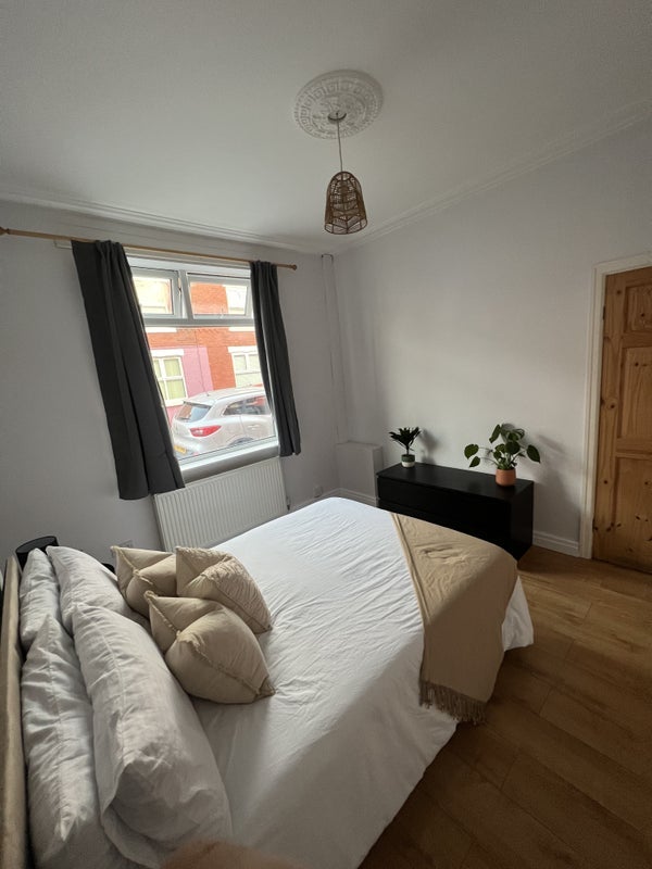 Room Hersey Street in Salford