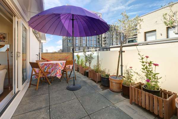 Flat Artichoke Hill in Greater London