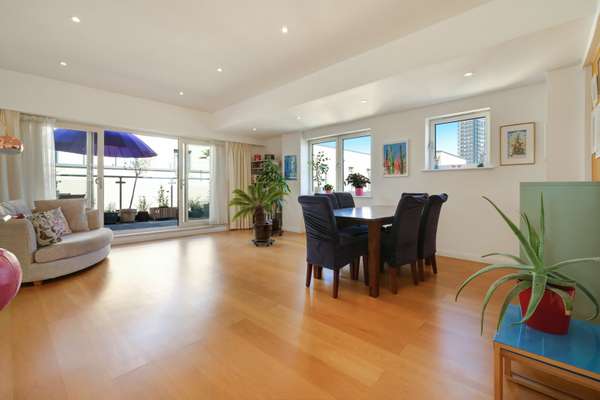 Flat Artichoke Hill in Greater London