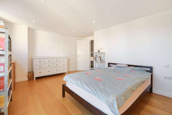 Flat Artichoke Hill in Greater London