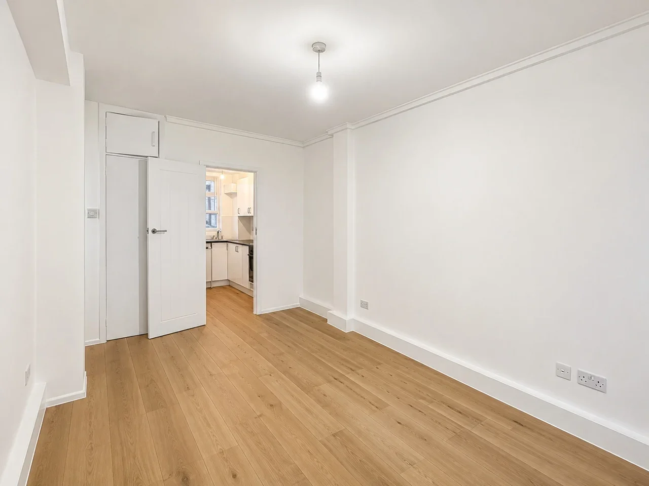 Flat Turner Street in Greater London