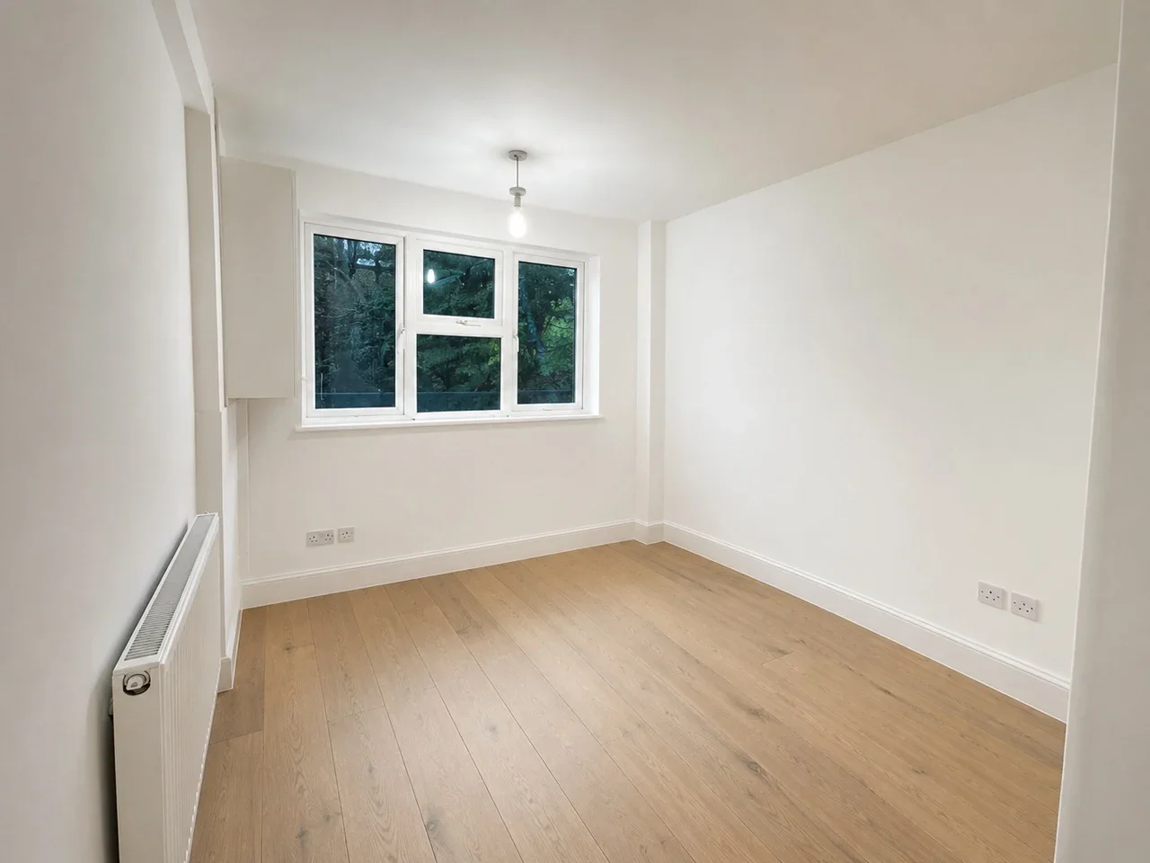 Flat Turner Street in Greater London