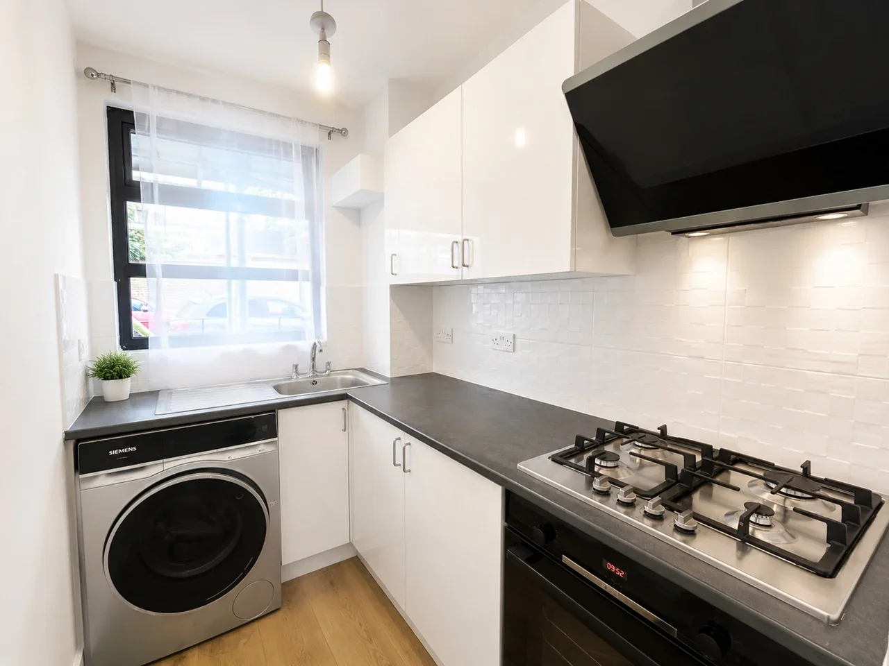 Flat Turner Street in Greater London