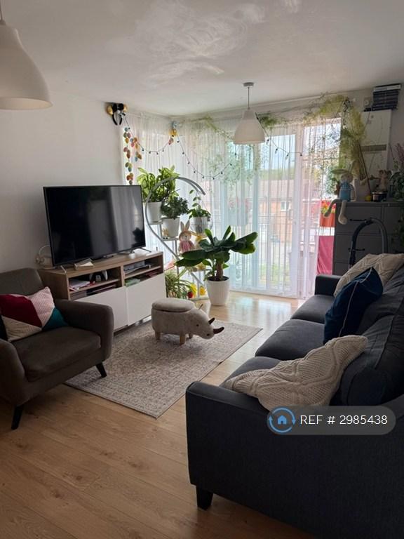 Flat Blackburn Way in Greater London