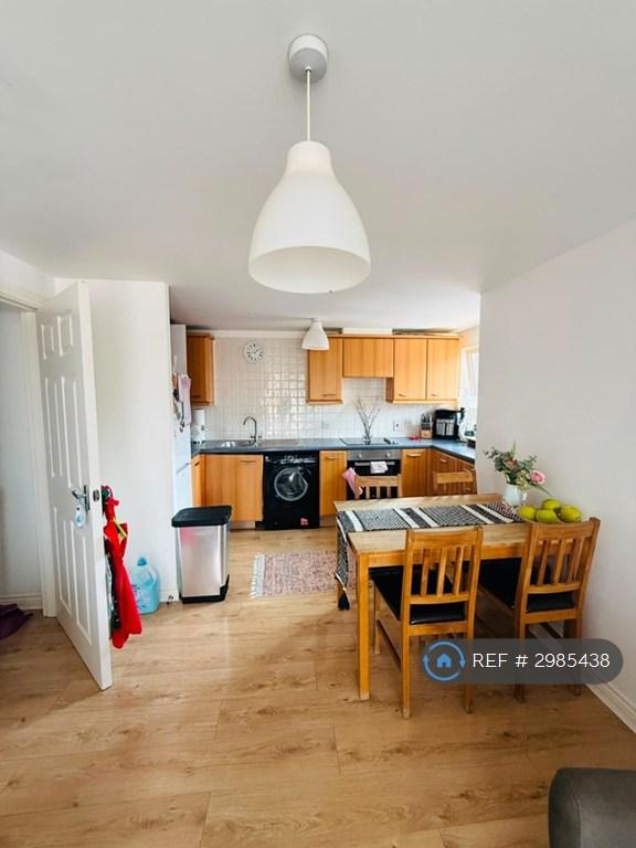 Flat Blackburn Way in Greater London
