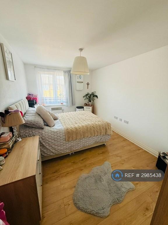 Flat Blackburn Way in Greater London